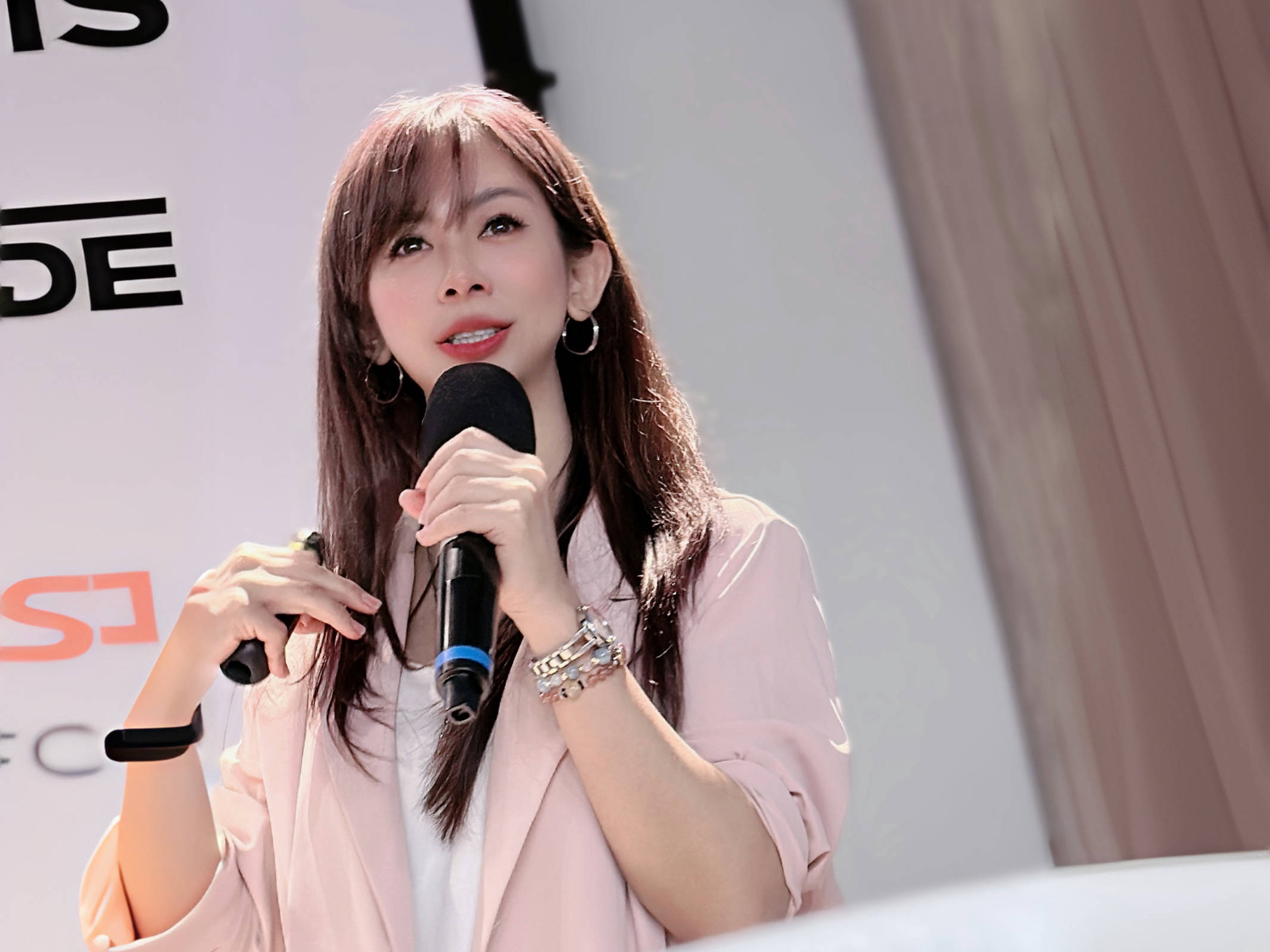 女神小姊姊在課堂上分享
